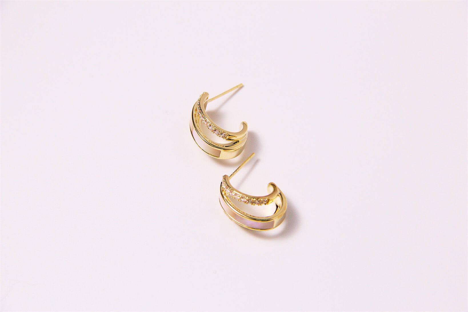 Glimmer Hoop ｜Pearl & Zircon Earrings™