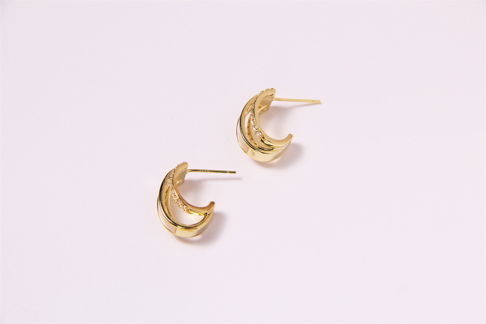 Glimmer Hoop ｜Pearl & Zircon Earrings™