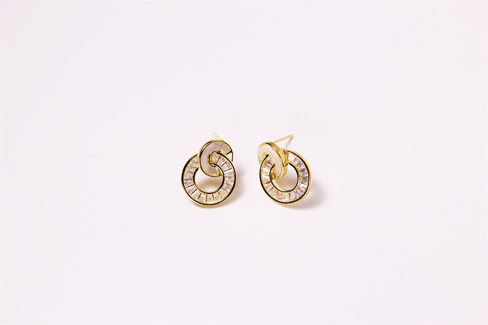 Interlocking | Pearl & Zircon Earrings™